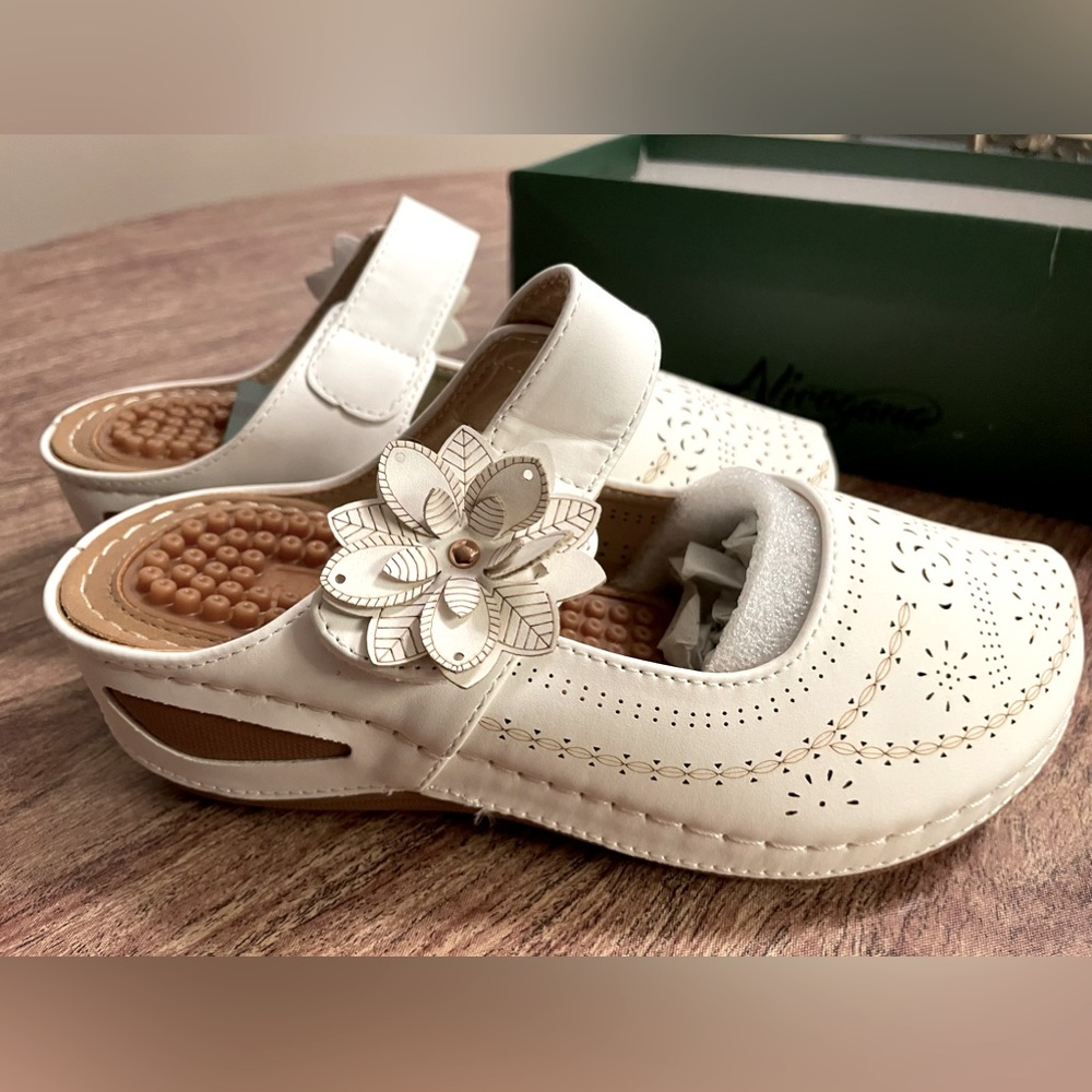 NWT Alicegana Mules - Wedge Sandals Closed Toe Mules (35 Euro or 3 US Big Kids)